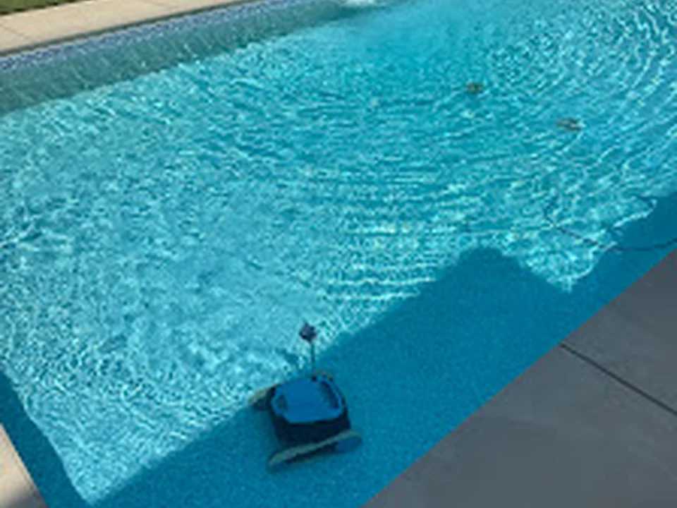 Akza pool cleaning