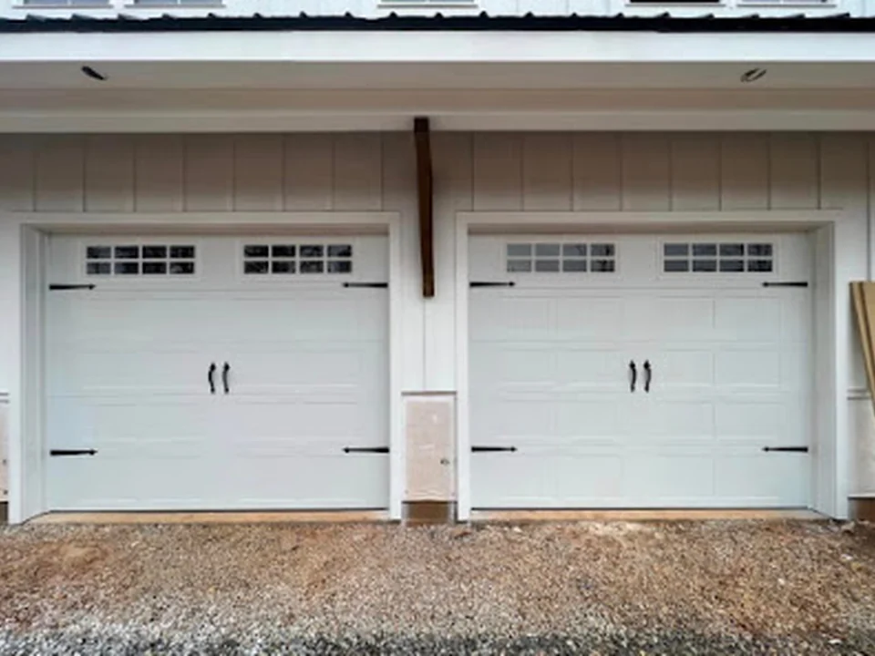 Foto de Balanced Garage Doors