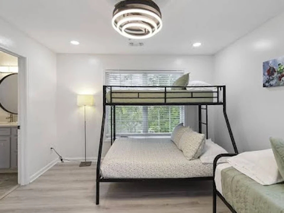 Grand Home- Walk to Mercedes Benz-sleeps 11