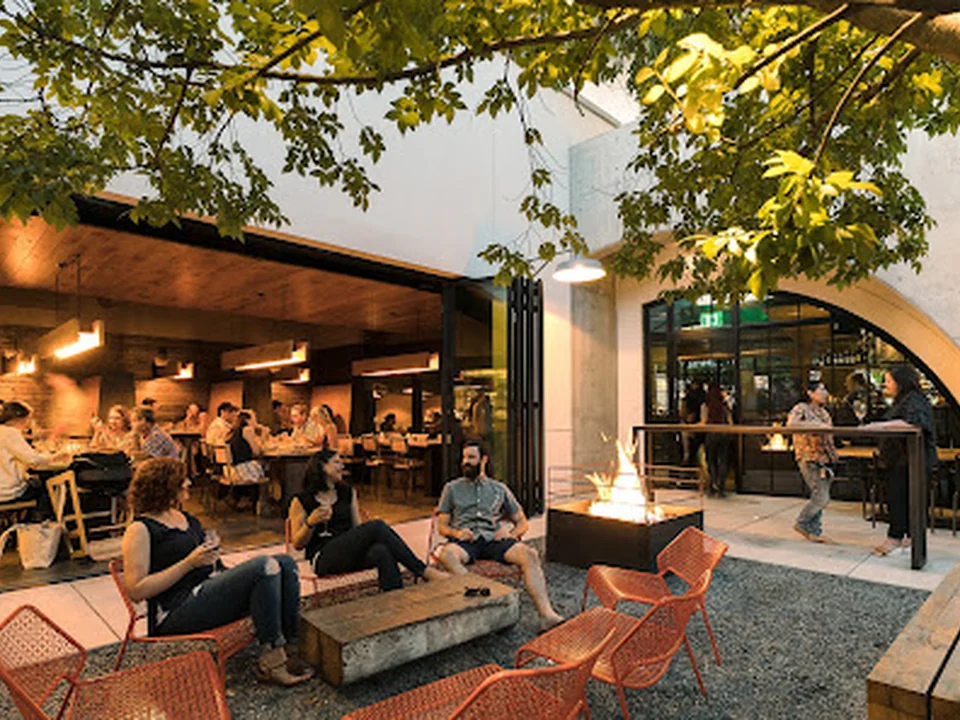 Howell's Kitchen and Bar