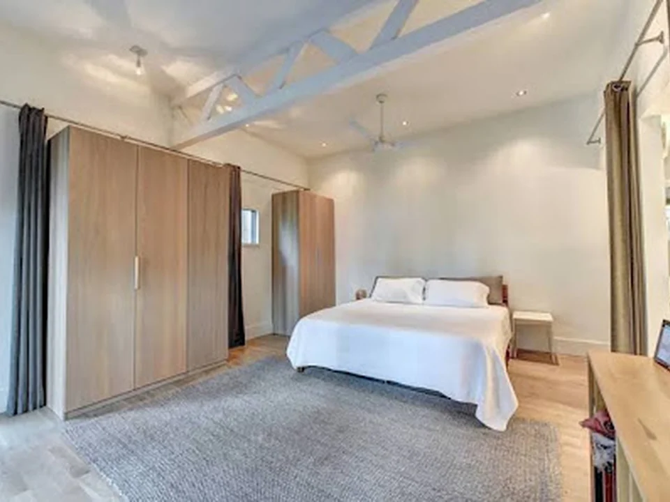 Modern Farm house in heart of the City- Sleeps 12