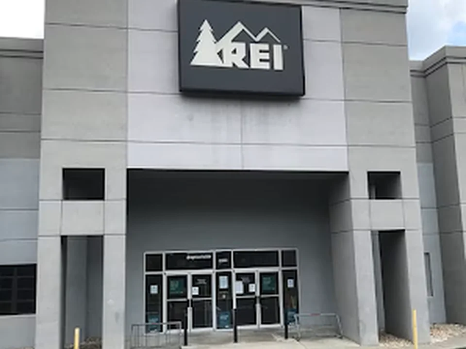REI