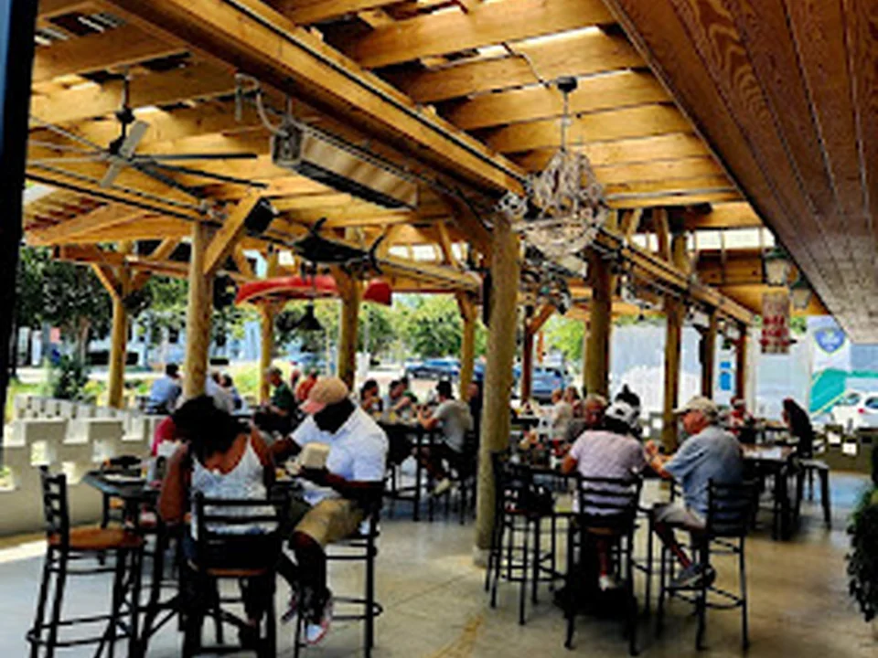 Six Feet Under Pub & Fish House - Cheshire Bridge, Atlanta